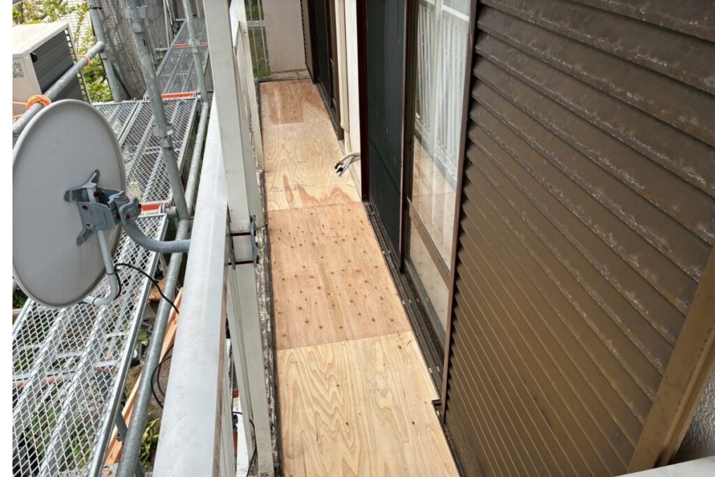 バルコニー防水工事のため新しい下地を施工している様子