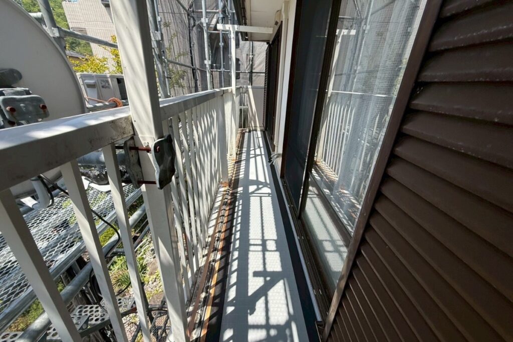 自着シート貼りと補強ウレタン施工中のバルコニー防水工事