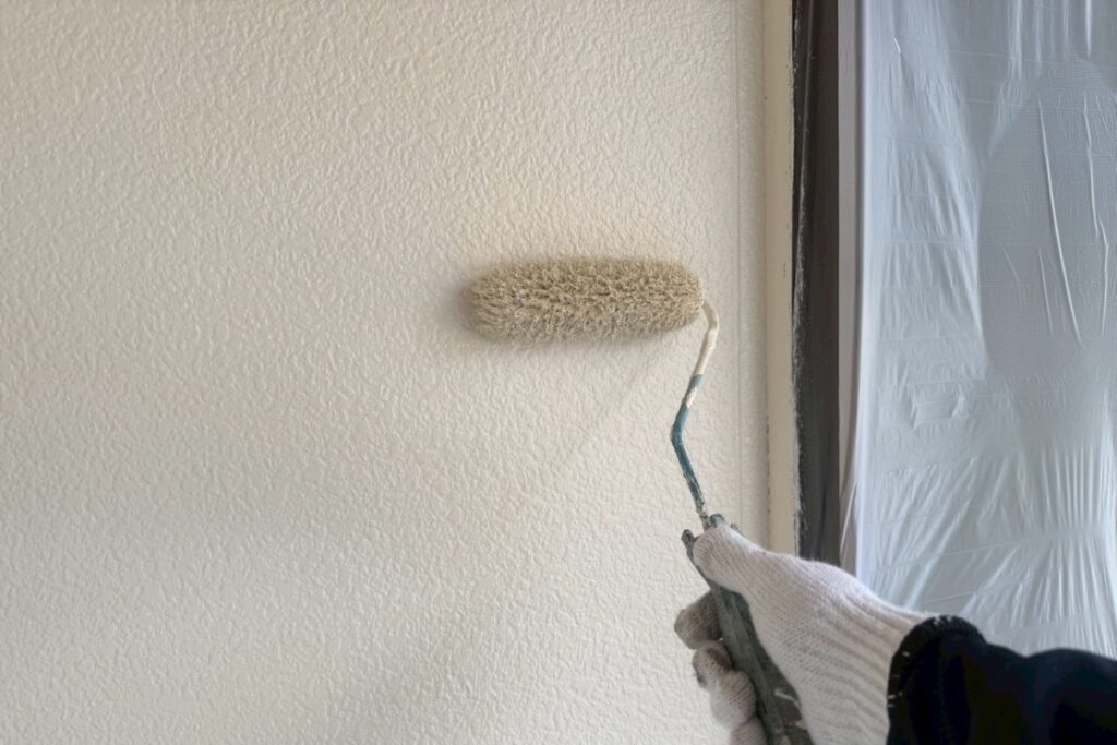 外壁塗装の上塗り仕上げ作業