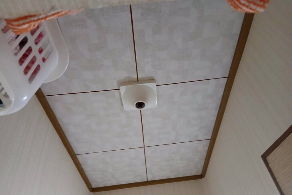 仙台市青葉区のトイレ照明交換前の天井照明