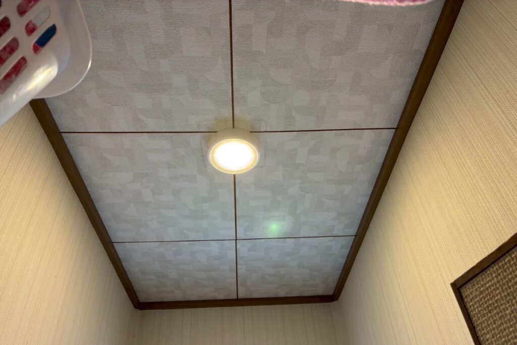 仙台市青葉区のトイレ照明交換後の天井照明