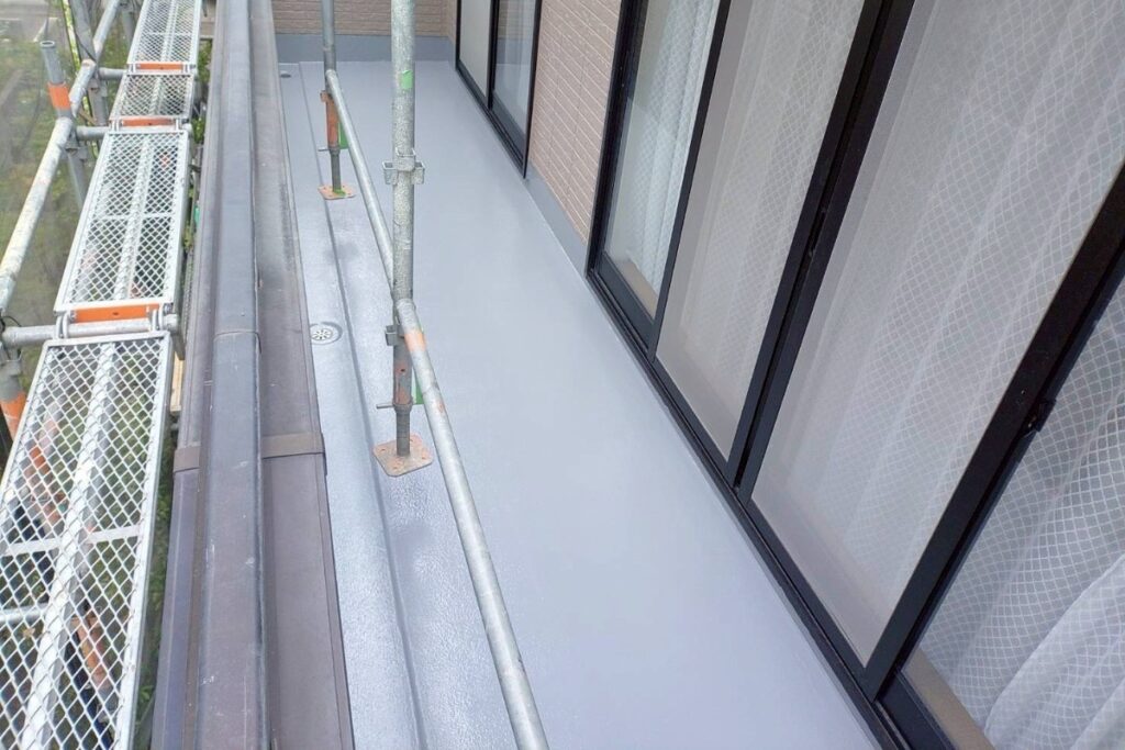 仙台市泉区でFRP防水トップコート塗装工事が完了したバルコニー