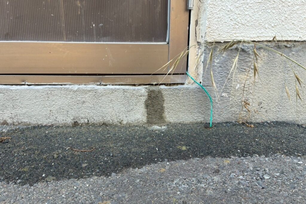 石巻市で基礎のひび割れ補修を行っている様子