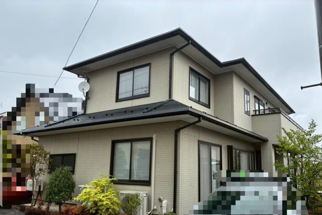 仙台市泉区で施工前の外壁。チョーキングや色褪せが見られる住宅の外観