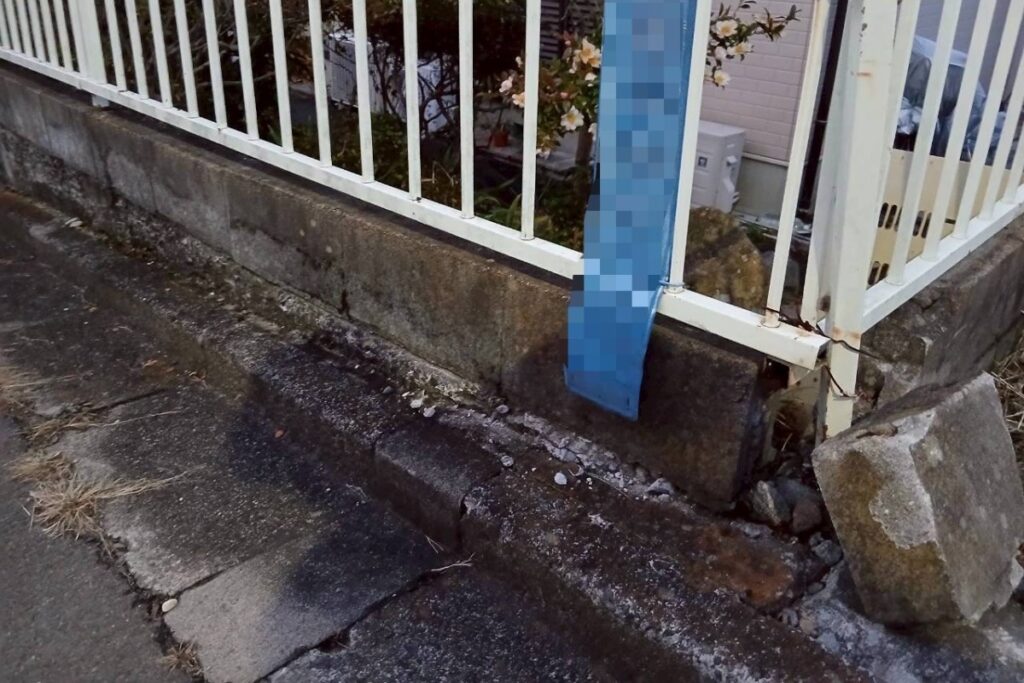 仙台市青葉区で車の接触により破損した外構ブロックとぐらついたフェンス柱