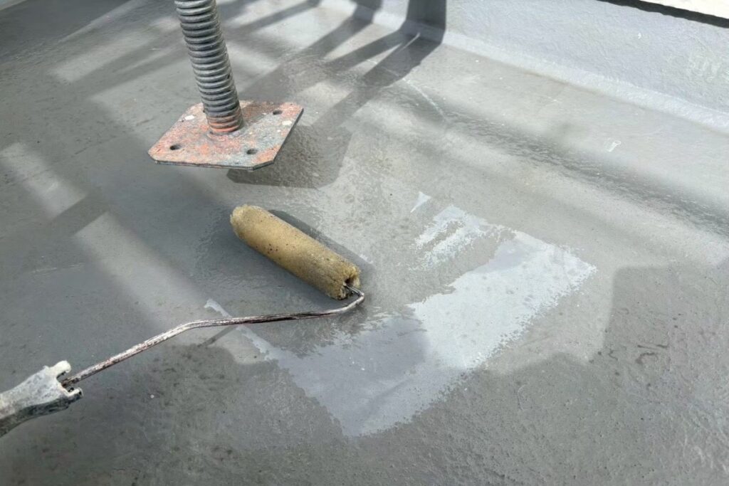 仙台市太白区のFRP防水トップコート塗装でプライマーを塗布する下塗り作業
