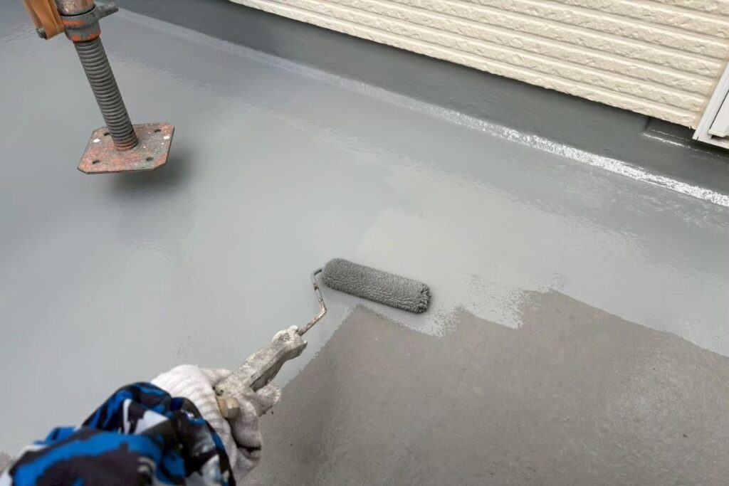 仙台市太白区のベランダFRP防水トップコート中塗り作業
