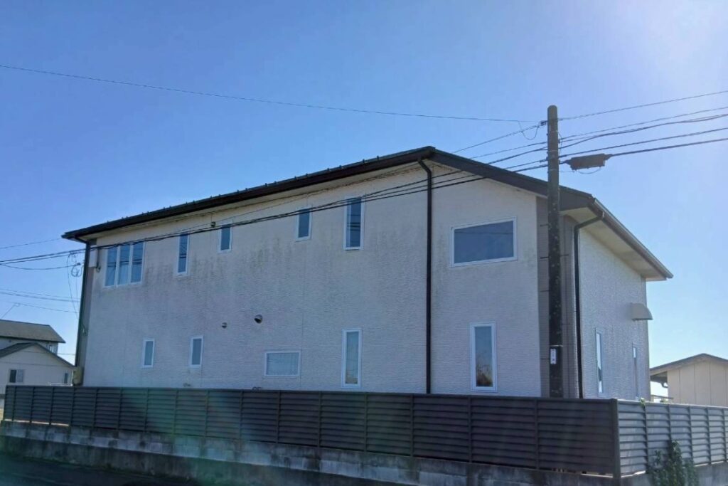 外壁全体に苔や汚れが発生した施工前の住宅