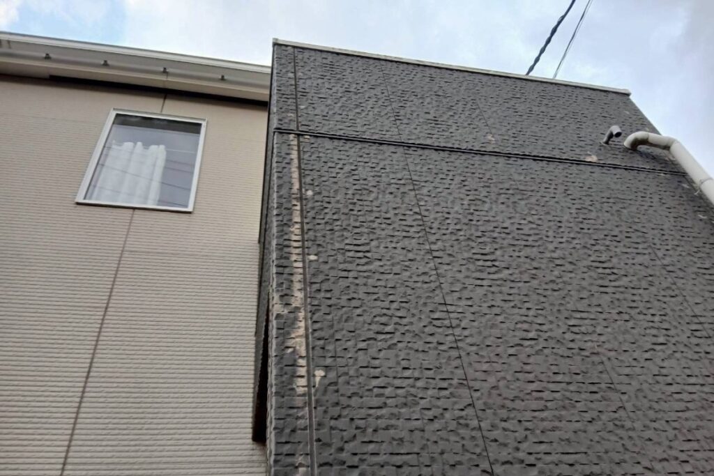 仙台市太白区の住宅で確認された外壁の色褪せと塗膜劣化の様子
